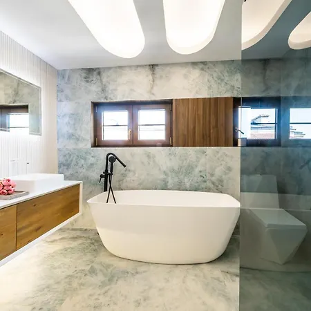 Exclusive 3br Penthouse - Prestigious Area דירה