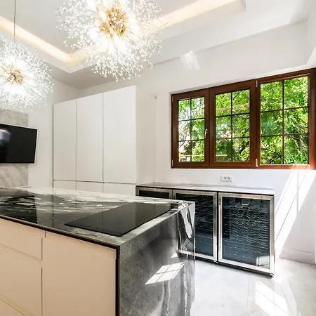 Exclusive 3br Penthouse - Prestigious Area